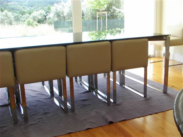 mesa e cadeiras com estrutura em ao inox brilhante